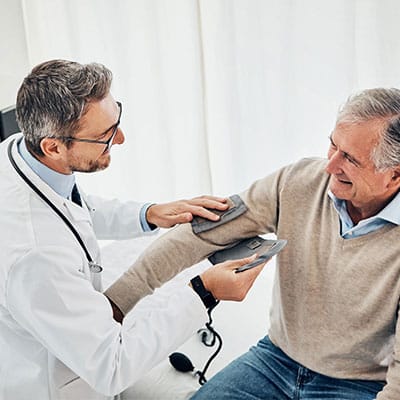 Blutdruckmessung am Oberarm beim Arzt