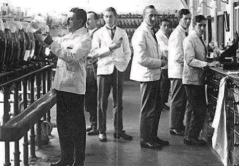 Homviora® 85 Jahre Geschichte. Mitarbeiter im Labor